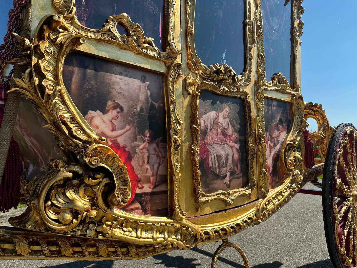 Beautiful royal horse carriage, fully restored and working