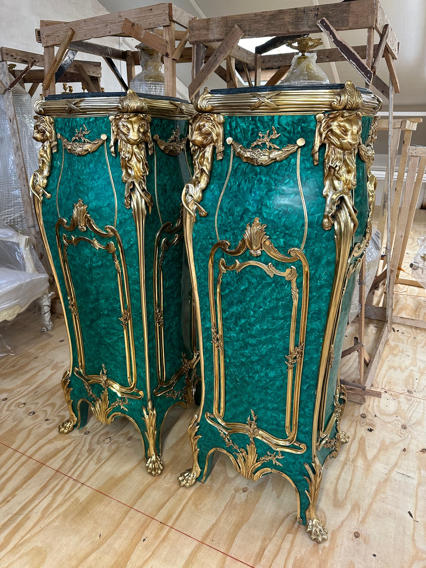 Beautiful pair of Louis XV green malachite, bronze mounted lion head stands