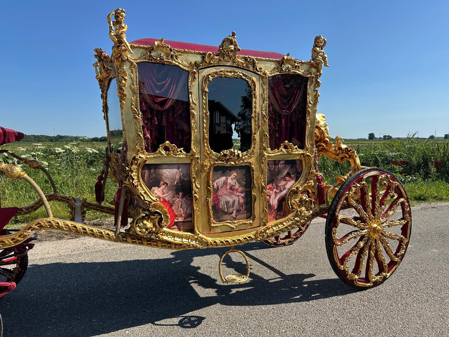 Beautiful royal horse carriage, fully restored and working