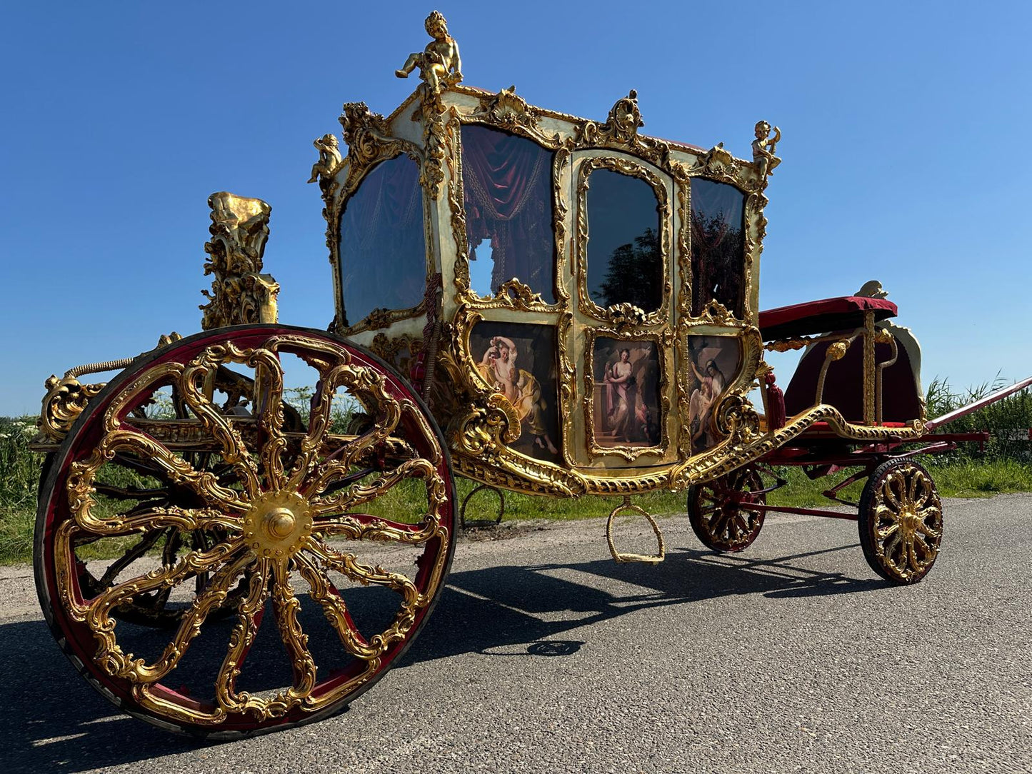 Beautiful royal horse carriage, fully restored and working