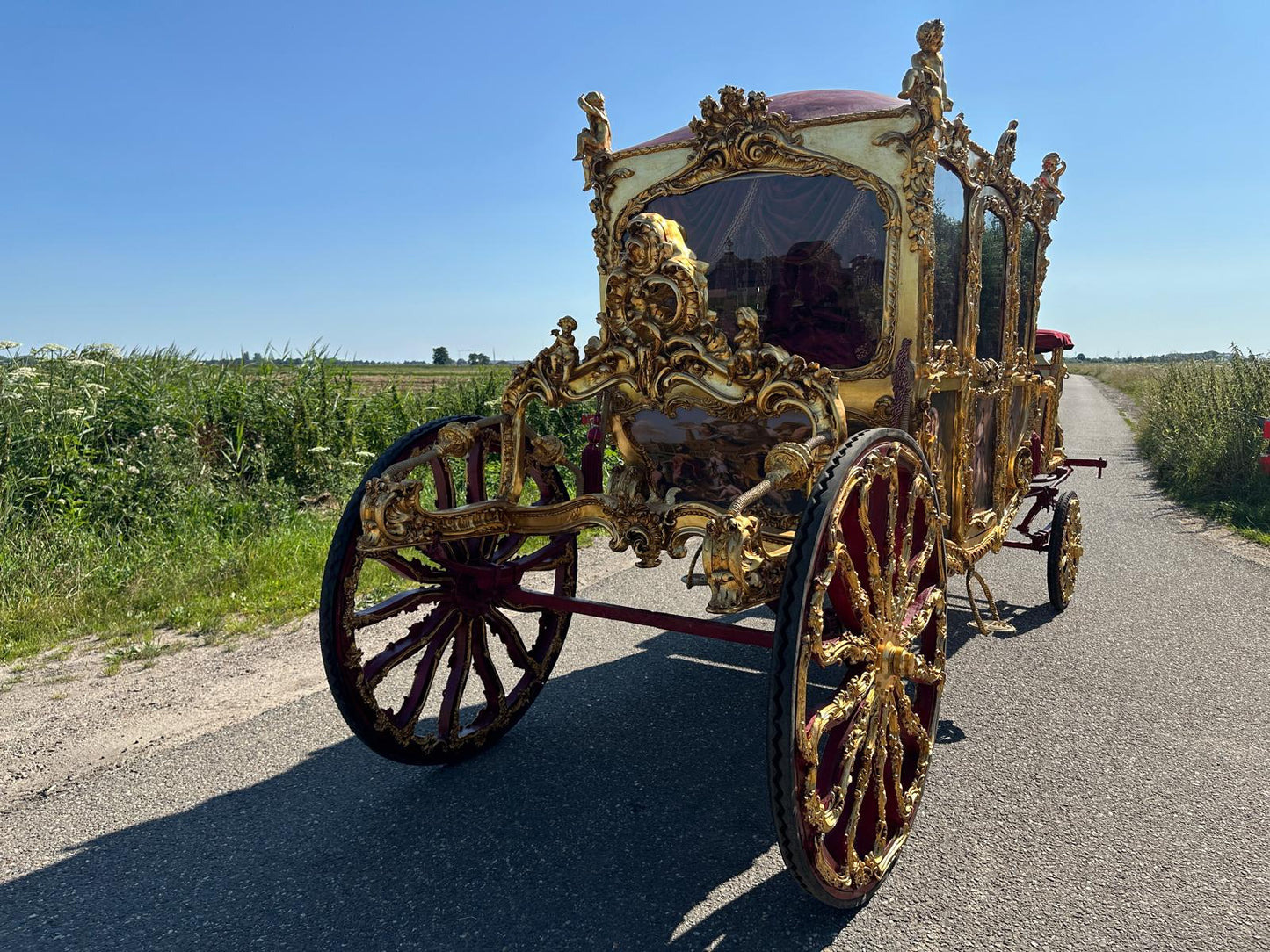 Beautiful royal horse carriage, fully restored and working