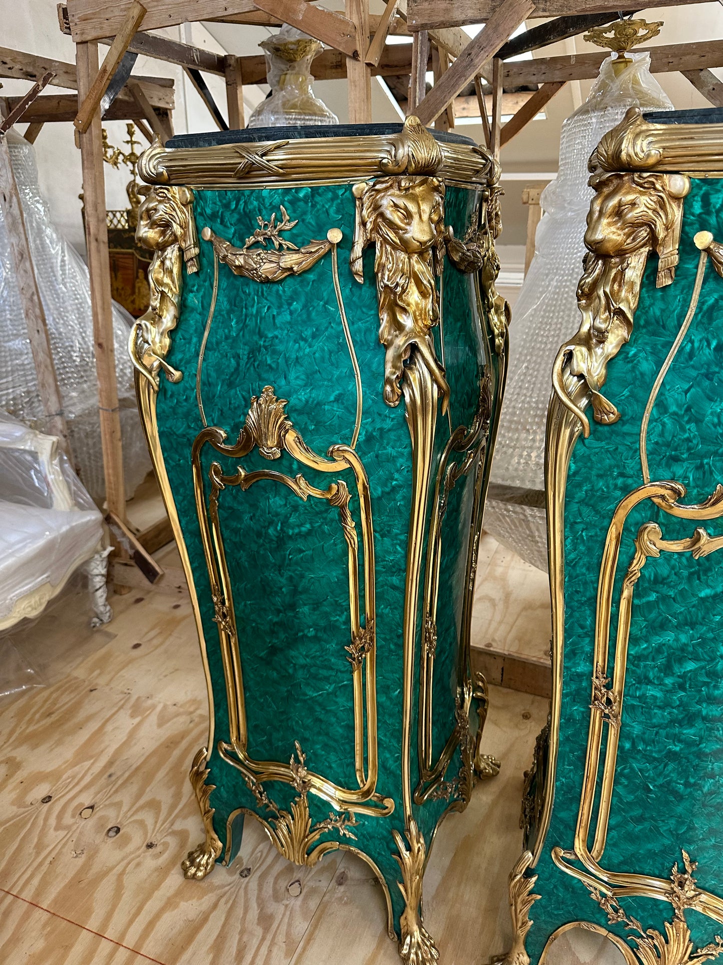 Beautiful pair of Louis XV green malachite, bronze mounted lion head stands