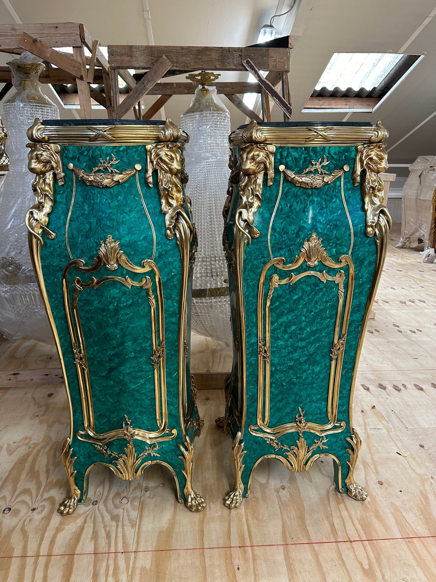 Beautiful pair of Louis XV green malachite, bronze mounted lion head stands