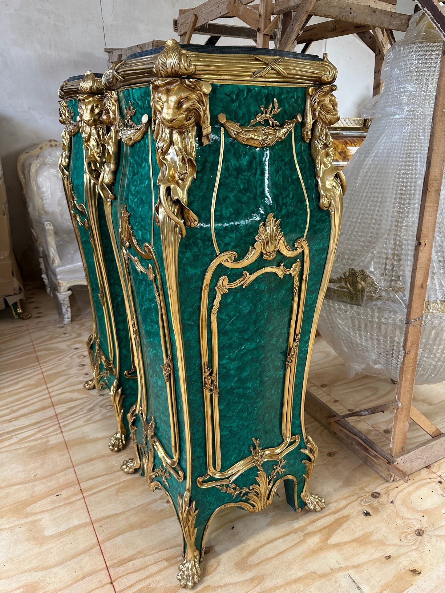 Beautiful pair of Louis XV green malachite, bronze mounted lion head stands