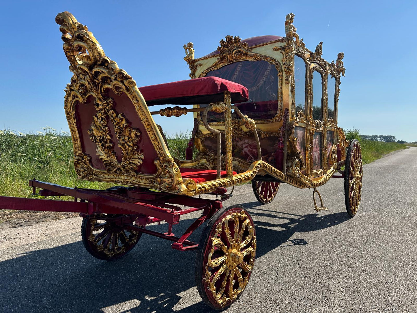 Beautiful royal horse carriage, fully restored and working