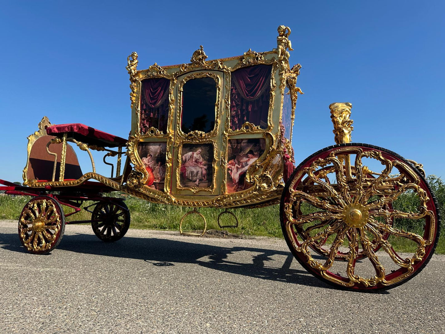 Beautiful royal horse carriage, fully restored and working