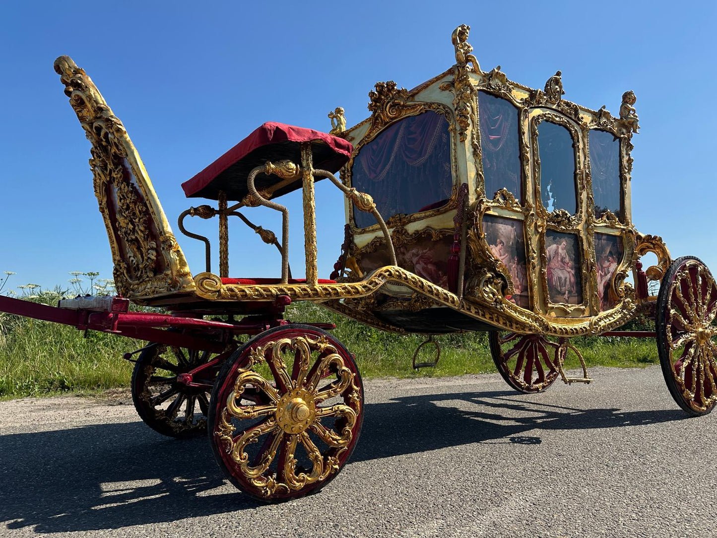 Beautiful royal horse carriage, fully restored and working