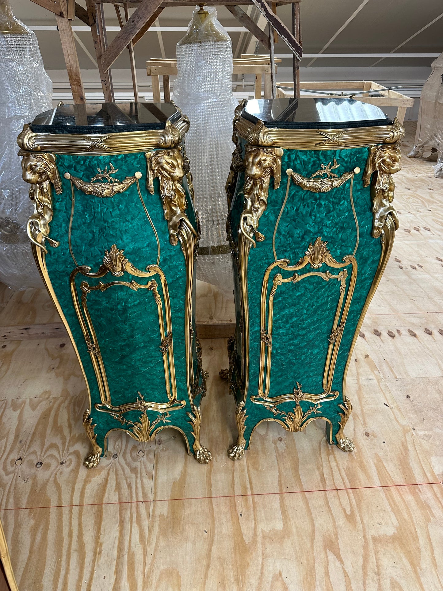 Beautiful pair of Louis XV green malachite, bronze mounted lion head stands